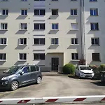 Terrasse, Vue Sur Jardin Arbore Et Place De Parking